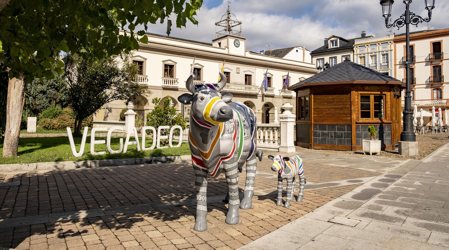 Dos vacas de madera creadas por  Lulas Somoza y que se encuentran junto al Ayuntamiento de Vegadeo